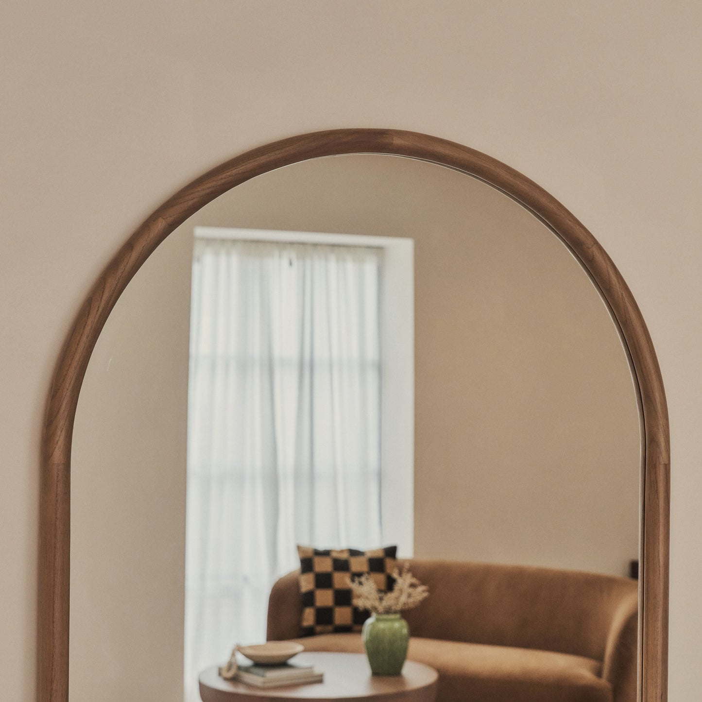Milene – Specchio extra grande, a tutta altezza, curvo in legno caldo, 190 cm x 100 cm